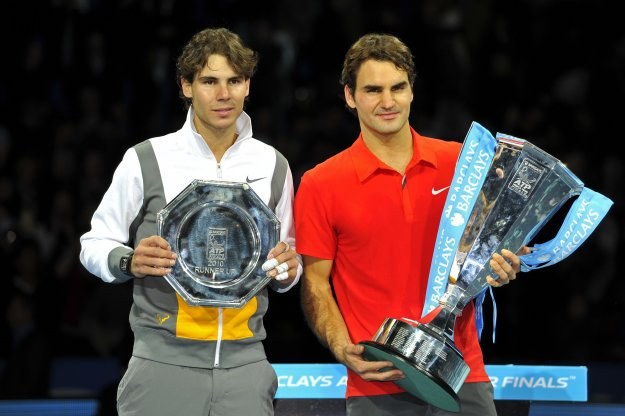 Rafael Nadal (z lewej) i Roger Federer po finale w Londynie /AFP