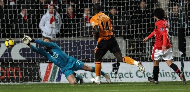 Tomasz Kuszczak (w niebieskiej bluzie) i jego koledzy z Manchesteru Utd przegrali z West Ham /AFP