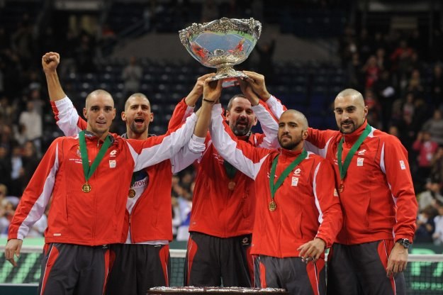 Serbowie z wywalczonym trofeum /AFP