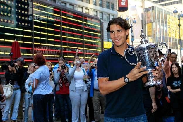 Rafael Nadal z trofeum z US Open, który to turniej wygrał po raz pierwszy w karierze /AFP