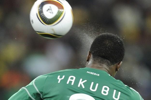 Nigeryjczyk Yakubu trafił na listę jako autor jednego z najbardziej spektakularnych kiksów roku 2010 /AFP