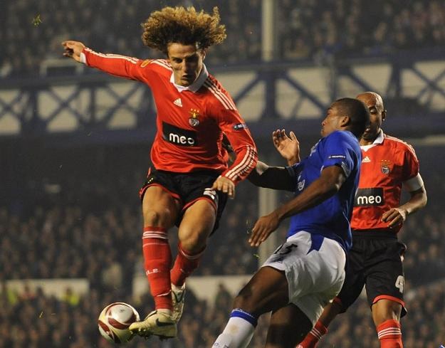 David Luiz (z lewej) niedoszły zawodnik Chelsea /AFP