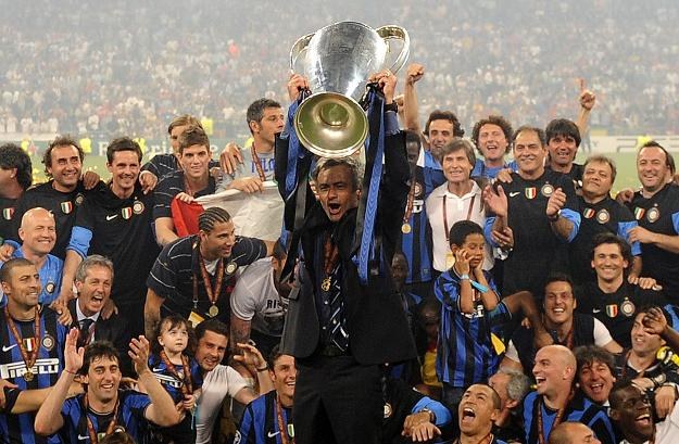 Jose Mourinho z pucharem Ligi Mistrzów i drużyną Interu Mediolan /AFP