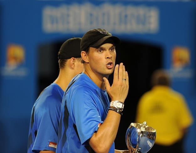 Bob Bryan (na pierwszym planie) cieszy się z kolejnego sukcesu w Wielkim Szlemie /AFP