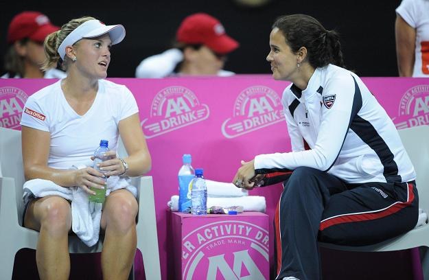 Melanie Oudin (z lewej) rozmawia z kapitan reprezentacji USA, Mary Joe Fernandez /AFP