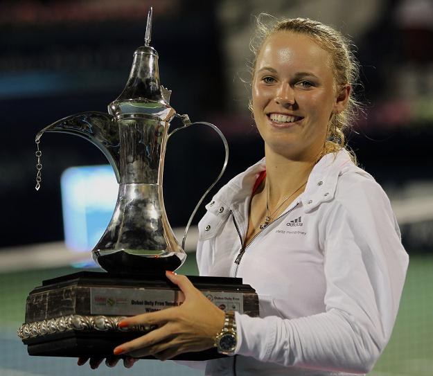 Caroline Wozniacki odbiera nagrodę za wygraną w Dubaju /AFP