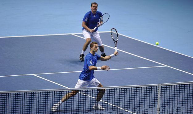 Mariusz Fyrstenberg (u dołu) i Marcin Matkowski odpadli z turnieju w Dubaju /AFP