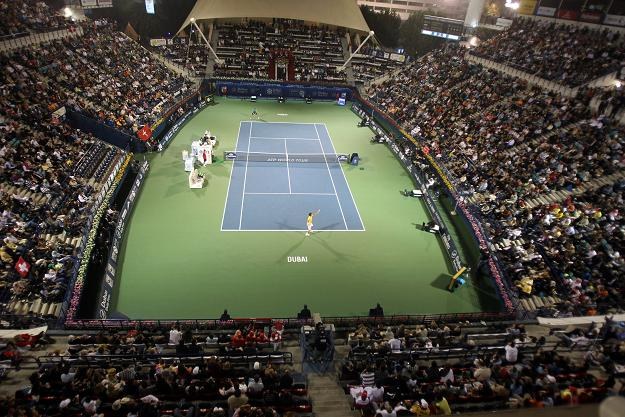 Roger Federer zagrywa podczas meczu z Marcelem Granollersem /AFP