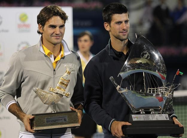 Roger Federer (z lewej) obok Novaka Djokovicia /AFP