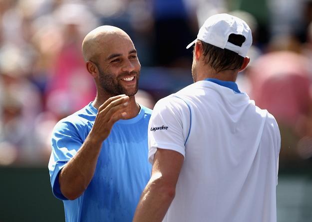 James Blake (z lewej) awansował do drugiej rundy turnieju w Miami /AFP