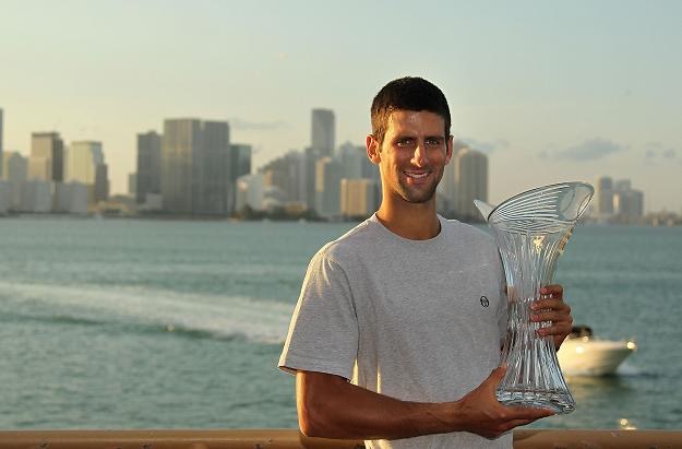 Novak Djoković z trofeum za zwycięstwo w Miami /AFP