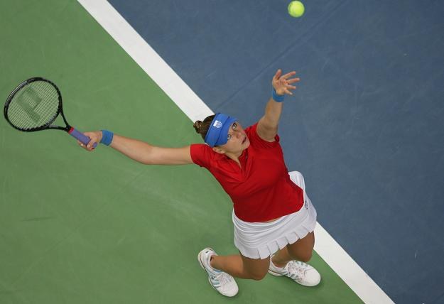 Wiera Zwonariewa serwuje w meczu z Robertą Vinci /AFP