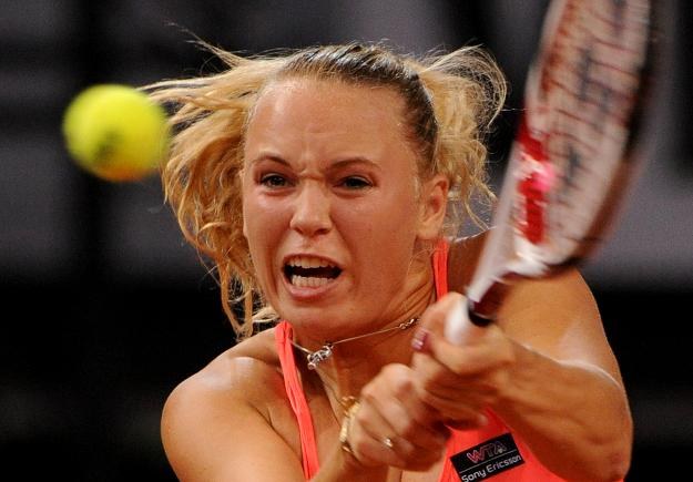 Caroline Wozniacki (zdj.) zagra z Agnieszką Radwańską w półfinale turnieju WTA w Stuttgarcie /AFP