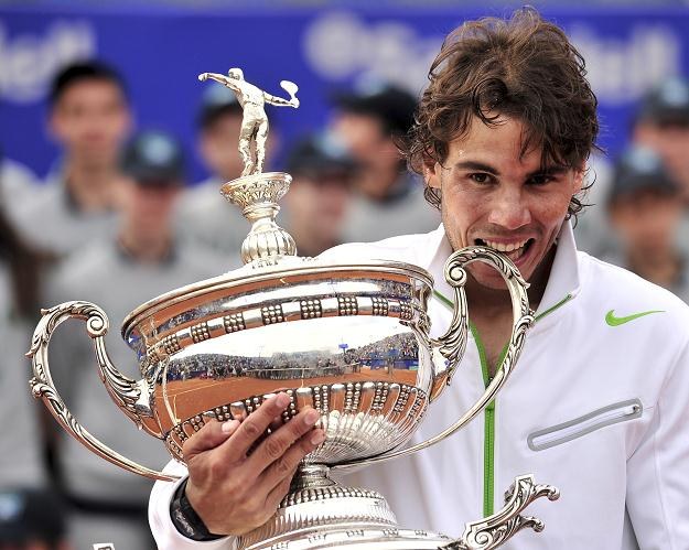 Rafael Nadal "kosztuje" puchar za zwycięstwo w turnieju w Barcelonie /AFP