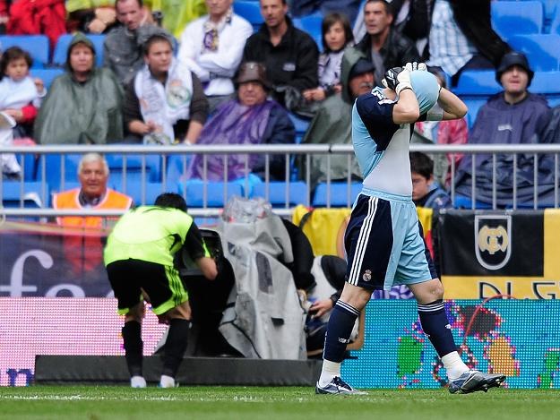 Iker Casillas popełnił koszmarny błąd, po którym Real Madryt stracił pierwszego gola /AFP