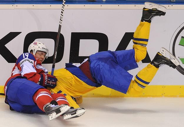 Per-Age Skroder (z lewej), bohater Norwegów w meczu ze Szwecją /PAP/EPA
