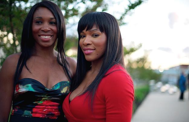 Venus (z lewej) i Serena Williams. /AFP