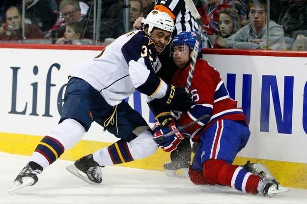 Dustin Byfuglien (z lewej), gwiazda Atlanta Thrashers /AFP