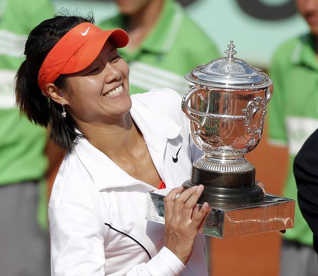 Na Li z trofeum za zwycięstwo w turnieju na kortach Rolanda Garrosa /PAP/EPA