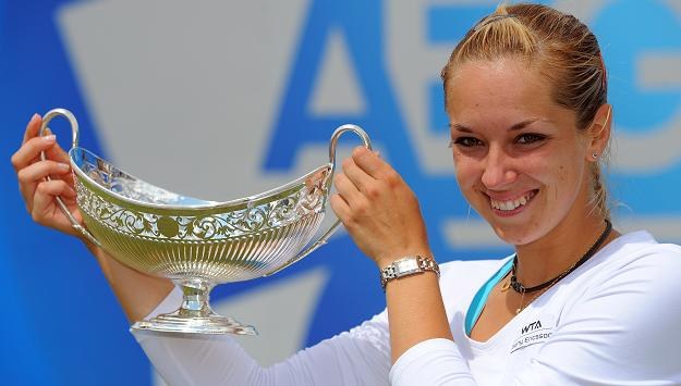 Niemki Sabine Lisicki z głównym trofeum za zwycięstwo w turnieju w Birmingham /AFP