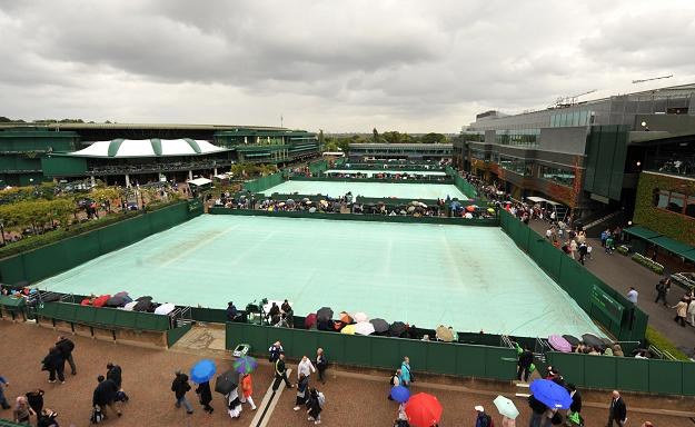 Deszcz to nieodłączny element angielskiej pogody i wimbledońskiego turnieju /AFP
