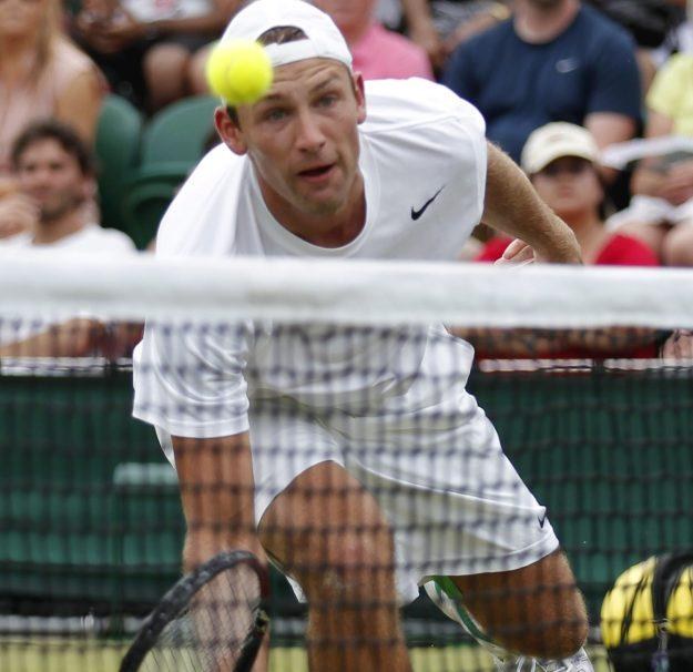 Łukasz Kubot podczas pojedynku o ćwierćfinał Wimbledonu /PAP/EPA