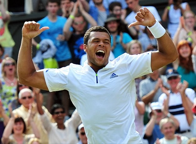 Jo-Wilfried Tsonga cieszy się z pokonania Rogera Federera i awansu do półfinału Wimbledonu /AFP