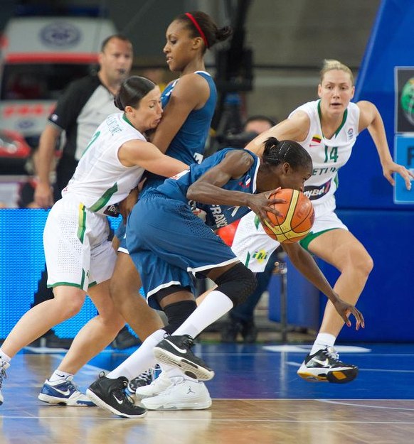 Emilie Gomis  w ataku na litewski kosz. Fot. Grzegorz Michałowski /PAP