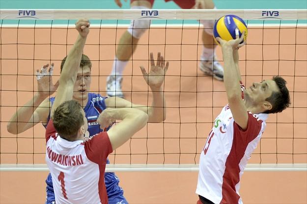 Łukasz Żygadło wystawia piłkę Piotrowi Nowakowskiemu/fot. Adam Warżawa /PAP