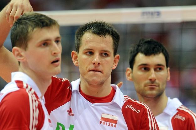 Bartosz Kurek (w środku), z lewej Piotr Nowakowski, z prawej Grzegorz Kosok /www.fivb.org