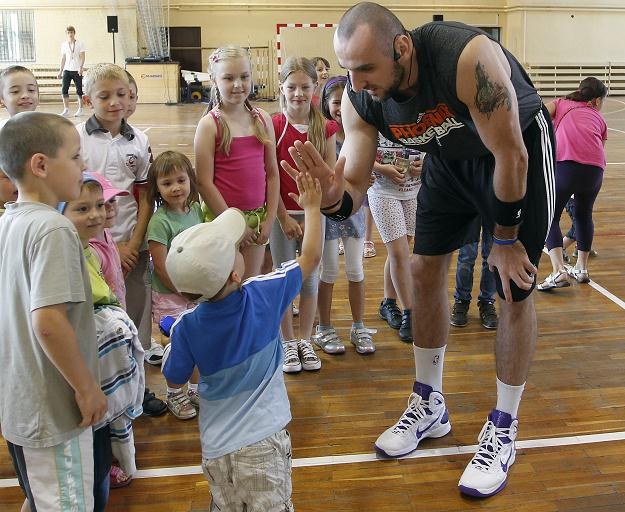 Marcin Gortat z najmłodszymi adeptami koszykówki Fot. Andrzej Grygiel /PAP