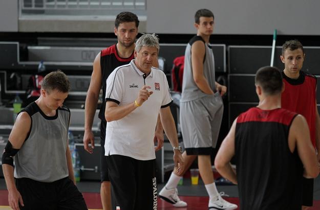 Alesz Pipan (biała koszulka) instruuje polskich koszykarzy/fot. Bartłomiej Zborowski /PAP