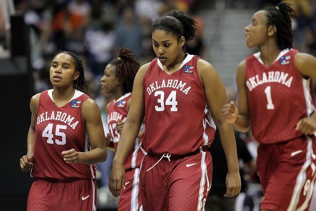 Abi Olajuwon (numer 34) zastąpi w Tulsa Shock słynną Marion Jones /AFP