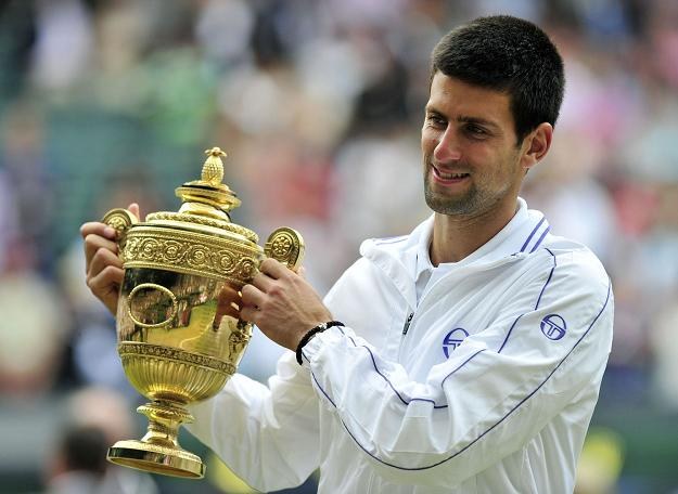 Novak Djoković w wimbledońskim trofeum /AFP