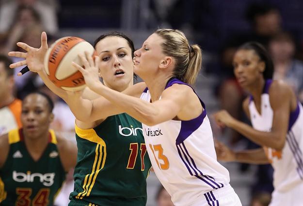 Ewelina Kobryn (w zielonym stroju) /AFP