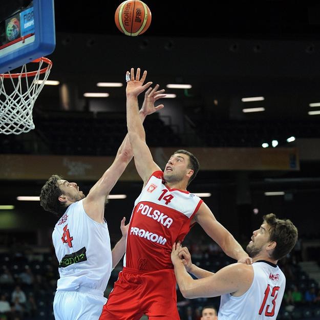 Adam Hrycaniuk (w środku), Pau Gasol (z lewej) i Marc Gasol (z prawej). /PAP/EPA