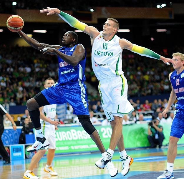 Luol Deng (z lewej) blokowany przez Litwina Robertasa Javtokasa. /AFP