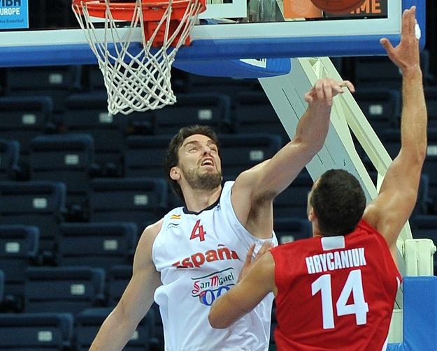 Adam Hrycaniuk w walce pod koszem z Pau Gasolem /AFP