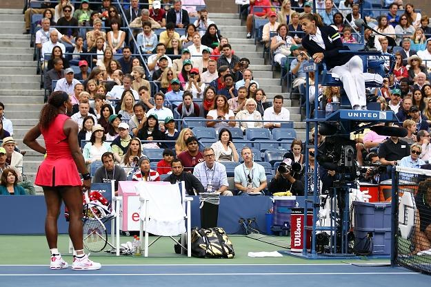 Serena Williams kłóci się z Evą Asderaki /AFP