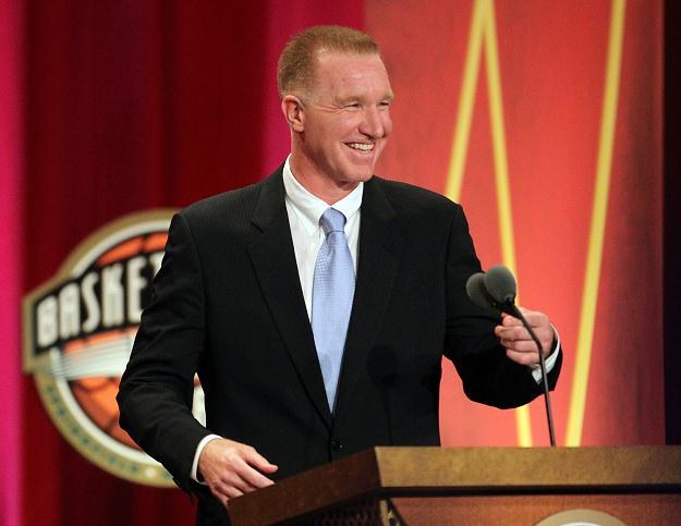 Chris Mullin przemawia podczas Basketball Hall of Fame Enshrinement Ceremony w Springfield /AFP
