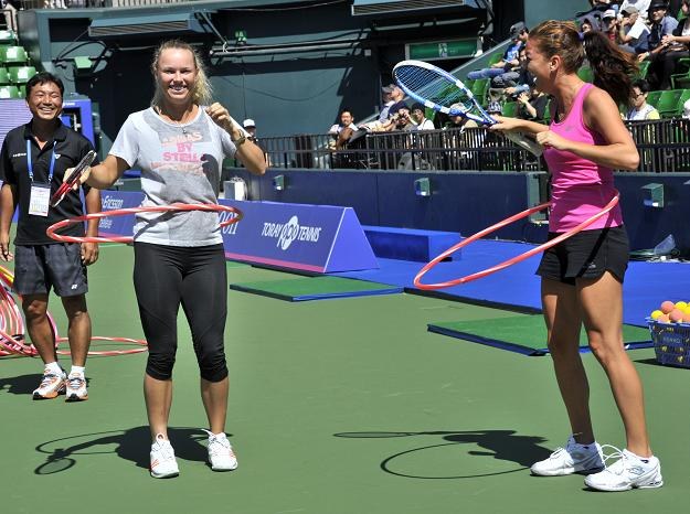 Caroline Wozniacki (z lewej) i Agnieszka Radwańska (z prawej) prywatnie przyjaźnią się /AFP