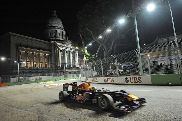 Sebastian Vettel na torze Marina Bay prowadził od startu aż do mety /AFP