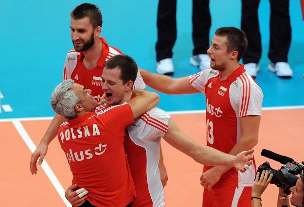 Bartosz Kurek w objęciach trenera Andrei Anastasiego, z lewej Marcin Możdonek,z prawej Michał Kubiak /AFP
