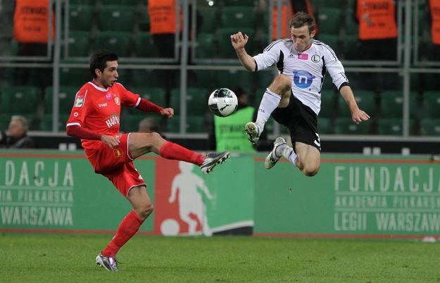Przemysław Oziębiała (z lewej) i Maciej Rybus z Legii/fot. Bartłomiej Zborowski /PAP