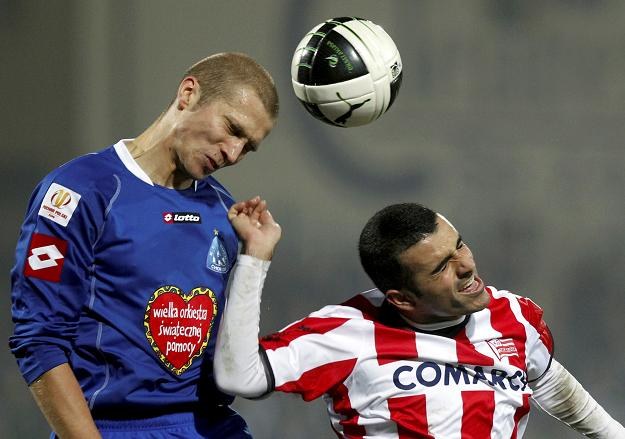 Igor Lewczuk (Ruch, z lewej) w walce o piłkę z Tamirem Kahlonem/fot. Andrzej Grygiel /PAP