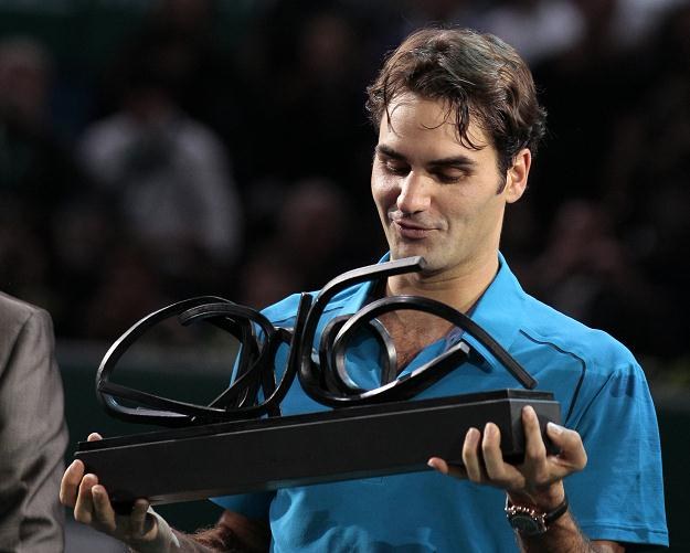 Roger Federer odbiera trofeum za zwycięstwo w paryskim turnieju /AFP