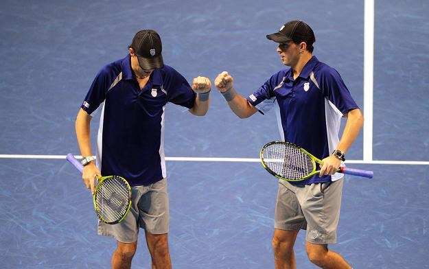 Bob (z prawej) i  Mike Bryanowie. /AFP