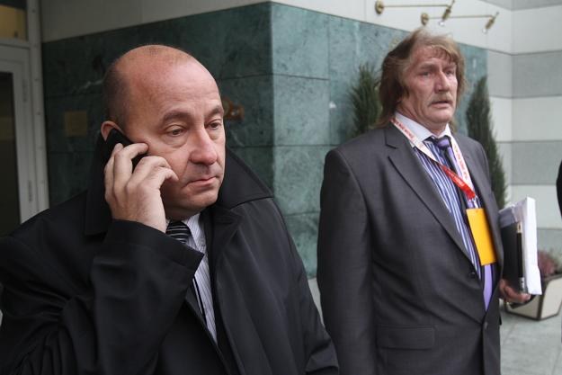 Kazimierz Greń (z telefonem) i Bogdan Duraj - to oni ujawnili nagrania/fot. Bartłomiej Zborowski /PAP