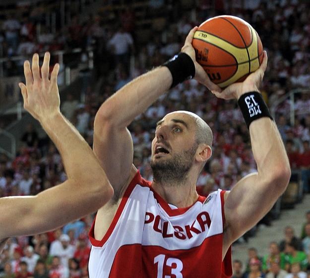 Marcin Gortat jest znany na świecie, bo gra w NBA /AFP