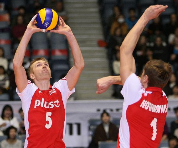Paweł Zagumny wystawia Piotrowi Nowakowskiemu /www.fivb.org